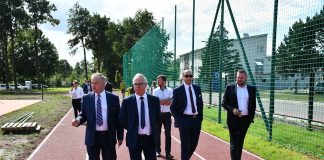 Posesyjna wizyta radnych powiatu na boisku ZS Nr 2