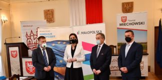 Promesy na sprzęt komputerowy z Małopolskiej Tarczy Antykryzysowej dla samorządów i szkół Powiatu Miechowskiego