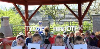 Czytanie w bibliotecznej altanie w Gołczy