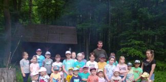 Przedszkolaki i uczniowie z Antolki na Ścieżce Przyrodniczo – Leśnej „Chrusty”.