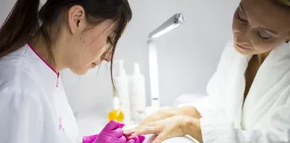 Z wizytą u kosmetyczki… Manicure hybrydowy najlepszym wyborem na lato!