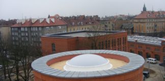 Świetliki dachowe: szklane czy poliwęglanowe? Wybieramy najlepszy system