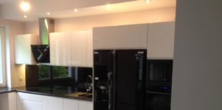 Stylowa biało-czarna kuchnia. Odkryj nowoczesne aranżacje wnętrz!