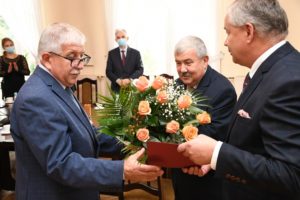 Władze Powiatu Miechowskiego dziękują za długoletnią pracę dyrektorowi LO w Miechowie