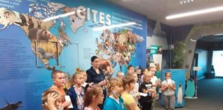 Uczniowie z Książa Wielkiego na lotnisku w Balicach