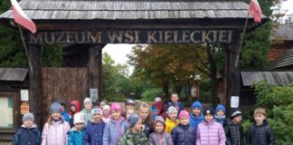 Uczniowie z Antolki poznają historyczne miejsca