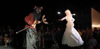 Widowisko teatralne w miechowskim parku