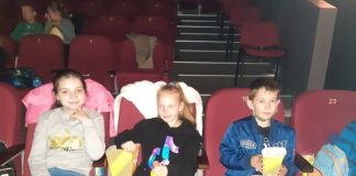 Uczniowie z Książa Wielkiego w jędrzejowskim kinie