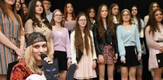 Uczniowie LO złożyli życzenia byłym i obecnym nauczycielom