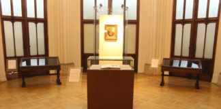 ABC prawidłowej i przyciągającej ekspozycji. Odkryj moc gablot wystawienniczych!