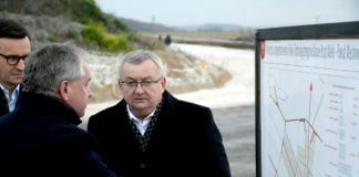 Premier Mateusz Morawiecki i Minister Andrzej Adamczyk z wizytą w Powiecie Miechowskim w kontekście rozwoju gospodarczego regionu