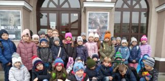 Wyprawa do miechowskiego kina uczniów z Antolki