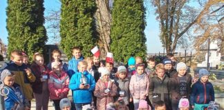 Uczniowie z Książa Małego odwiedzili mogiły powstańców i pomordowanych mieszkańców Trzonowa