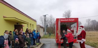 Specjalną bryką Święty Mikołaj przyjechał do Gminy Słaboszów