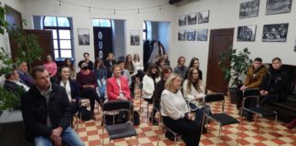 W Charsznicy odkrywali „Piękno spadających liści”