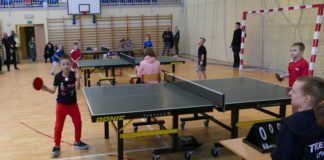 Tenisowy skrzat z sekcji GOK Charsznica na turnieju w Waksmundzie