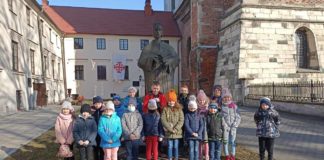 Niezwykła lekcja sztuki plastycznej uczniów SP z Antolki