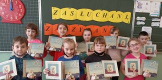 Zasłuchani, zaczytani pierwszoklasiści w SP Antolka