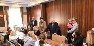 PUP uruchomił punkt informacyjny dla obywateli Ukrainy. Starosta z wizytą u uchodźców w Dosłońcu. Rusza edukacja dla młodzieży wieku średniego