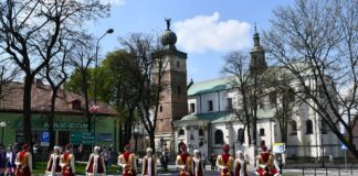 Polonezem na Rynku w Miechowie uczcili 231. rocznicę uchwalenia Konstytucji 3 Maja