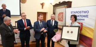 Sesja Powiatowa w Dniu Samorządu Terytorialnego z medalem, życzeniami i sprawami drogowymi w tle