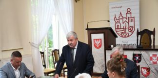 Powiatowy Zespół Zarządzania Kryzysowego o wakacjach i relokacji uchodźców