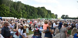 Powiatowe dożynkowe świętowanie w Książu Wielkim zgromadziło tłumy