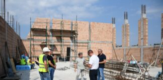 Konsultacje terenowe na budowie sali gimnastycznej w Zagorzycach