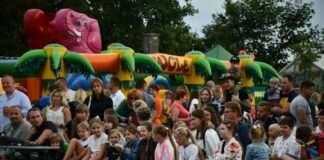 Uniejów Parcela tętni życiem. Festyn rodzinny z otwarciem placu zabaw i siłowni plenerowej