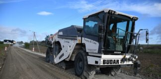 Podbudowa drogi w Rogowie jak pod autostradą