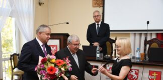 Władze Powiatu Miechowskiego podziękowały za 44. letnią pracę Marii Słuszniak, dyr. Powiatowej i Miejskiej Biblioteki Publicznej