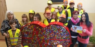 Uczniowie Szkoły Podstawowej w Antolce pomagają innym