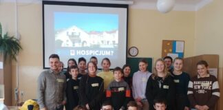 Przedstawiciel Hospicjum im. bł. Bernardyny w Miechowie na spotkaniu z uczniami w Książu Małym