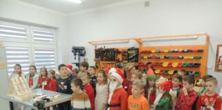 Wizyta z kolędą klas pierwszych z Książa Wielkiego w Rzędowicach