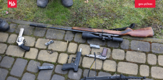 KAS z Policją wykryły broń, amunicję oraz tytoń i alkohol bez koncesji