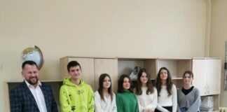 Uczniowie z Pogwizdowa z wizytą u profesora Jana Miodka