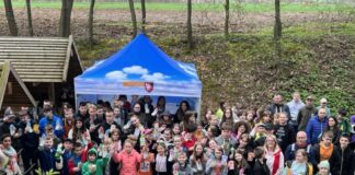 Młodzież szkolna i mieszkańcy posprzątali las Chodówki