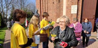 Uczniowie z Kozłowa kwestowali na rzecz Hospicjum