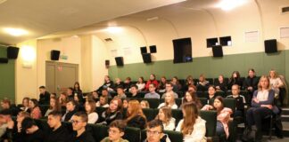 Młodzież na filmowym spotkaniu z Maciejem Miechowitą