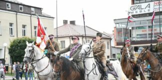 Deszczowe powitanie w Miechowie uczestników Marszu Szlakiem I Kompanii Kadrowej