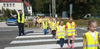 Ćwiczenia praktyczne w bezpiecznym przechodzeniu przez jezdnię