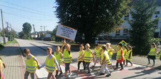 Odblaskowy spacer pierwszaków z Książa Wielkiego