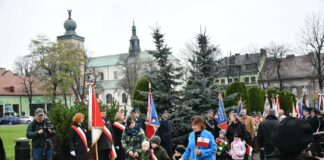 Miechowskie obchody 105. rocznicy odzyskania niepodległości pod odnowionym Pomnikiem z Orłem