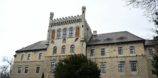 Nowe okna w Zamku na Mirowie w Książu Wielkim