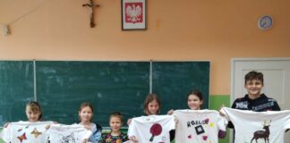 Uczniowie z Książa Małego personalizują swoje koszulki