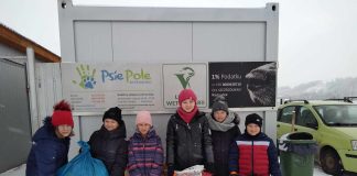 Przedstawiciele Samorządu Uczniowskiego z Książa Małego z karmą w schronisku