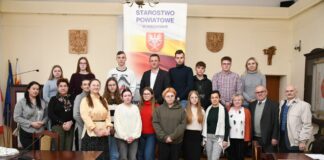 Młodzież wykazała się w powiatowym konkursie o roli owadów zapylających