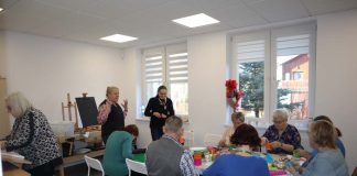 Seniorzy z Gminy Kozłów na zajęciach plastycznych