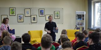 Poseł Marcin Józefaciuk spotkał się z młodzieżą w miechowskiej bibliotece