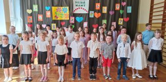 Uczniowie z Antolki dla swoich mam